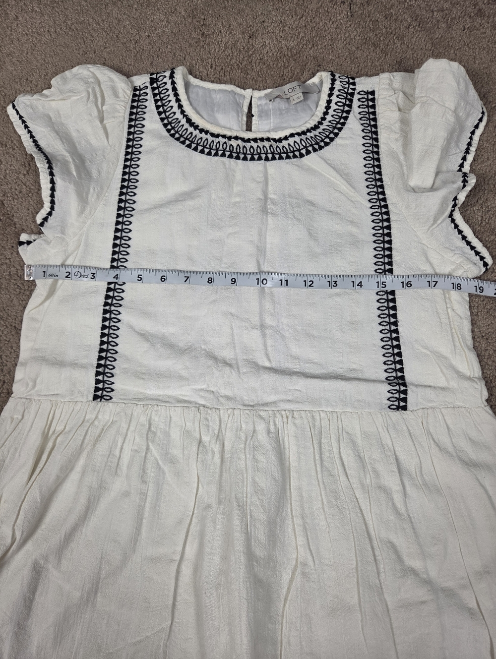 Elegant White Dress with Black Accents - Picture 7 of 10